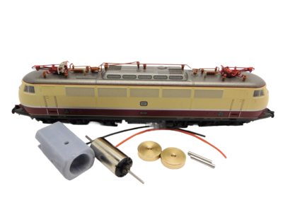 micromotor NA042F motor ombouwset voor Arnold E 03, BR 103, BR 127, BR 152, BR 750, RENFE / AVE / ARCO S 252, CP LE 5600 Motor met vliegwielen en slangkoppelingen micromotor NA042F motor ombouwset voor Arnold E 03, BR 103, BR 127, BR 152, BR 750, RENFE / AVE / ARCO S 252, CP LE 5600 Motor met vliegwielen en slangkoppelingen